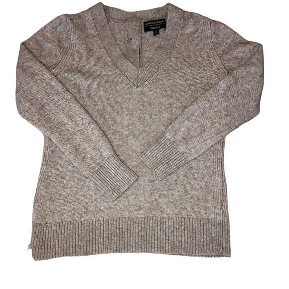 BANANA REPUBLIC Filpucci Merino Cashmere Blend V-Neck Back Buttons Sweater - Picture 1 of 9